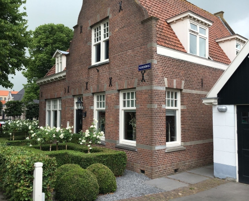 Klasieke tuin in Neck met een patroon van buxushagen met daar bovenuitstekend rozenboompjes-1503