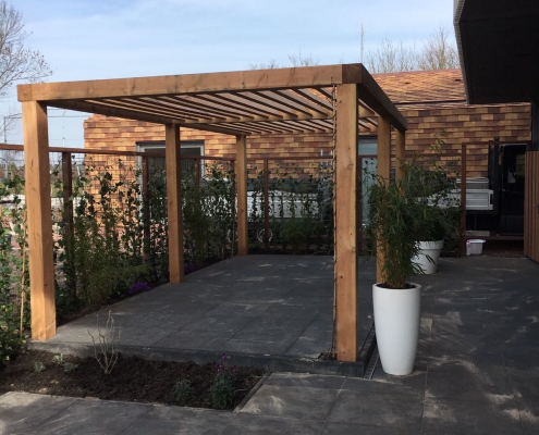 Strandtuin in Diemen met een pergola als apart zitje en schaduwplek -1479